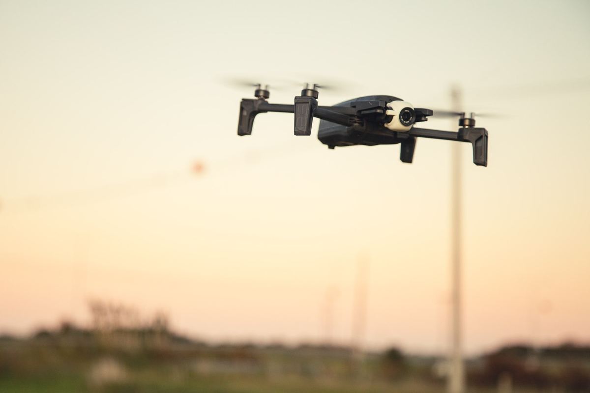 Drone en vuelo fotogramétrico al atardecer