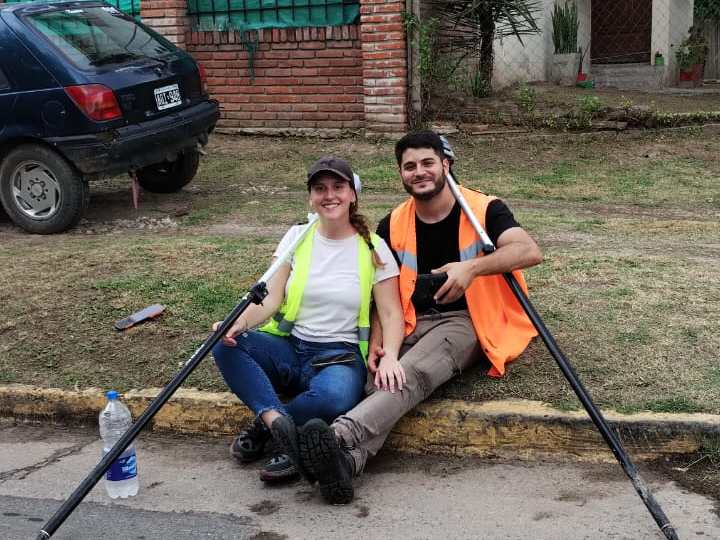 Lihuel y Florencia en un relevamiento de campo