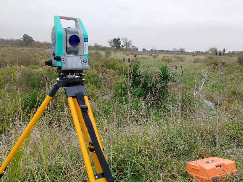 Estación total montada en campo para un amojonamiento